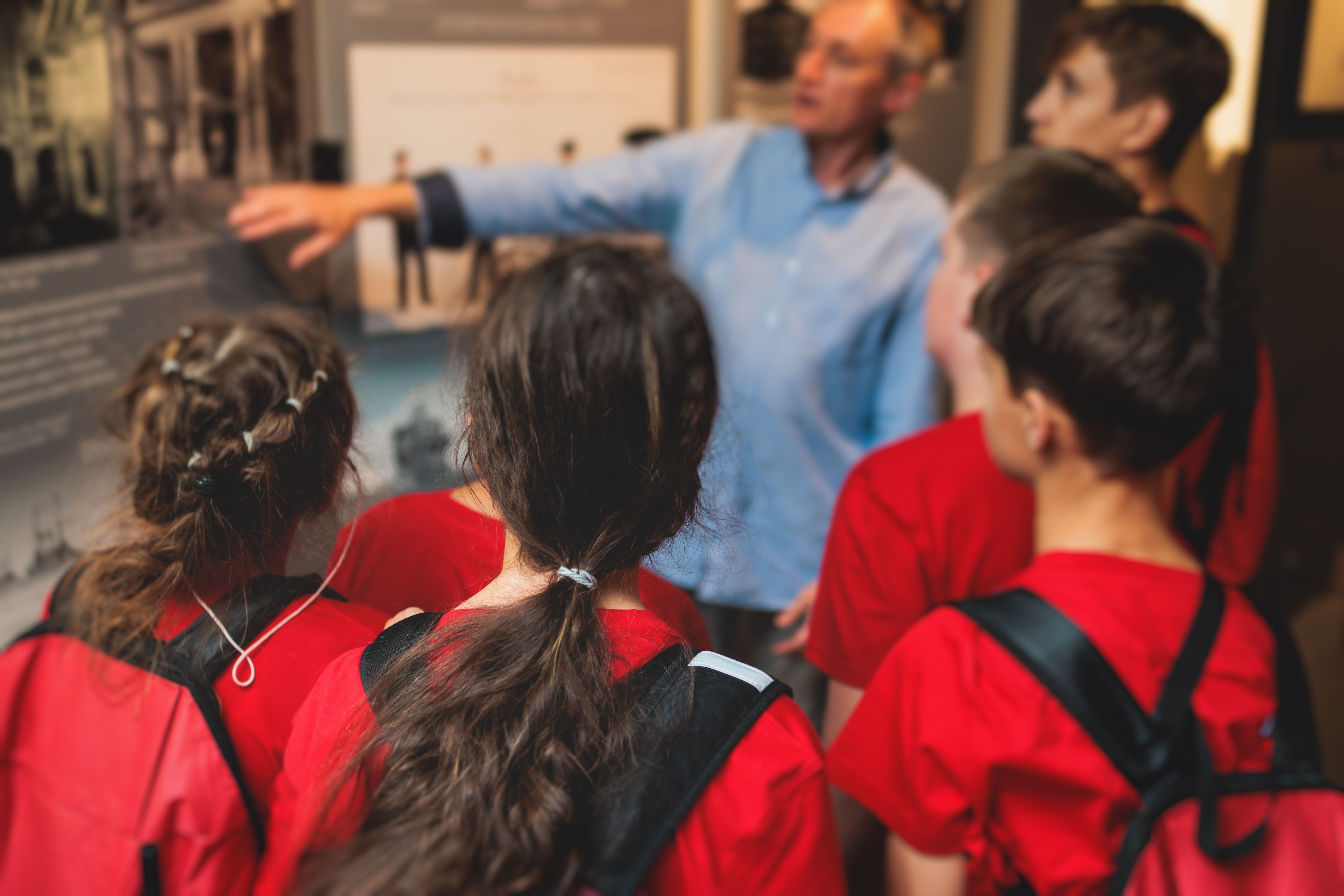 Un groupe d'éleves en voyage scolaire à la viste d'un musée dans le cadre